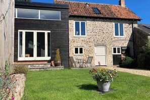 Exterior - Stay on a Llama Farm!  2-bed cottage with games room near Bath & Wells (Oakhill)