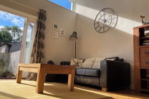 Smart TV, DVD player, books, video library - Stay on a Llama Farm!  2-bed cottage with games room near Bath & Wells (Oakhill)