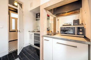 Microwave, stovetop, coffee/tea maker, toaster - Heritage Apartment w/ Balcony in Bairro Alto (Lisbon)