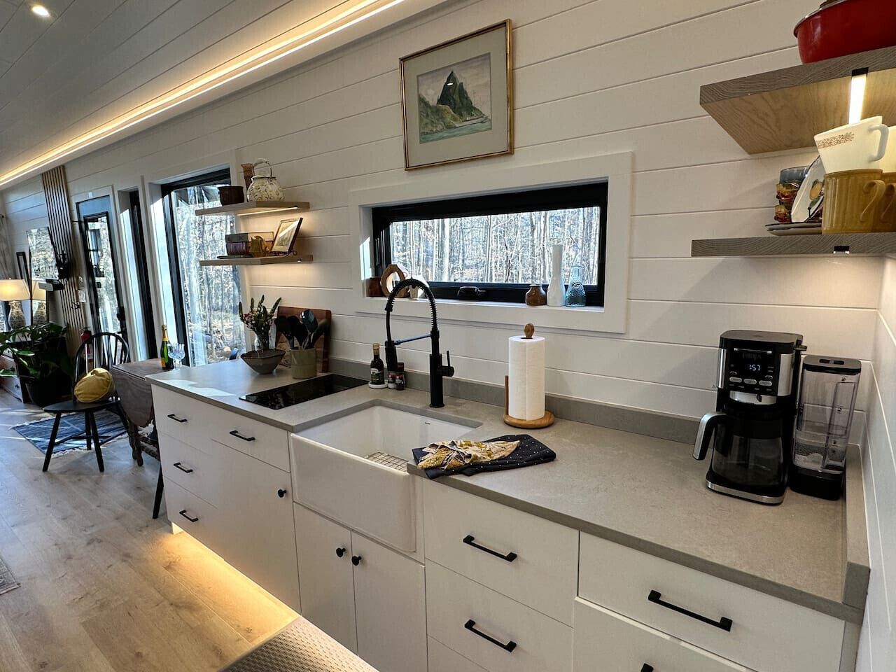 Frigorífico, microondas, placa de cocina y cafetera o tetera