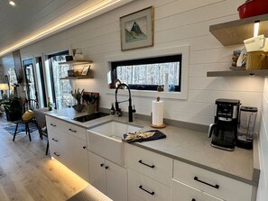 Frigorífico, microondas, placa de cocina y cafetera o tetera