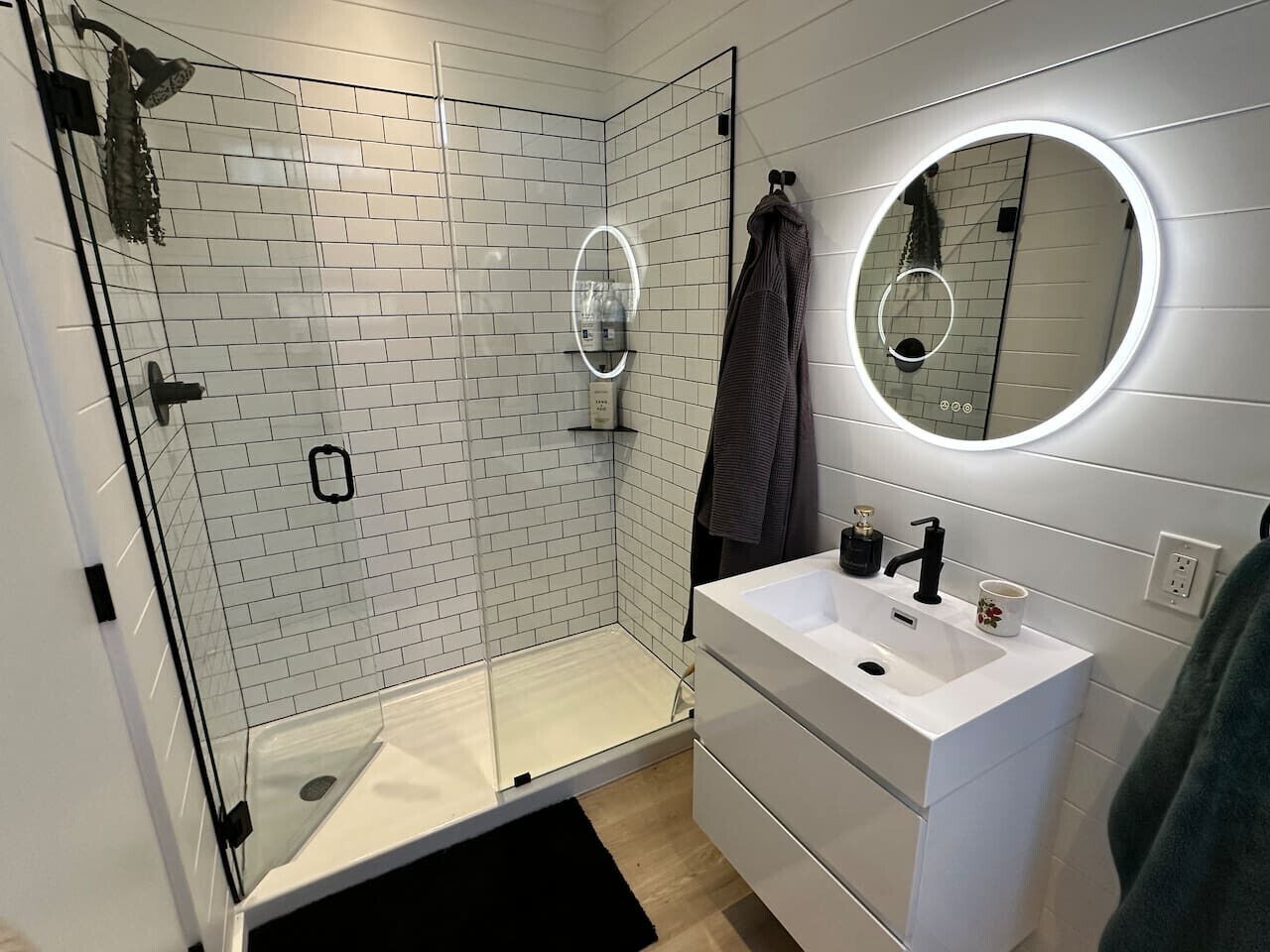 Secador de pelo y toallas