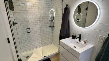 Secador de pelo y toallas