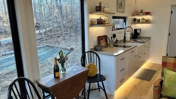 Frigorífico, microondas, placa de cocina y cafetera o tetera