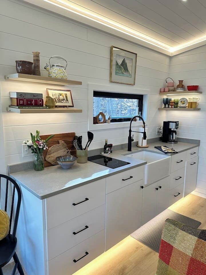 Frigorífico, microondas, placa de cocina y cafetera o tetera