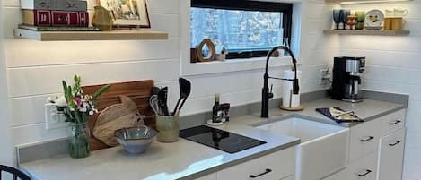 Refrigerador, microondas, parrilla de estufa y cafetera y tetera