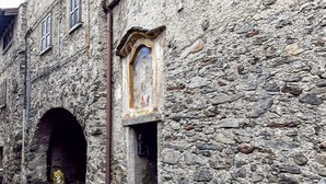 A stone building with a narrow passageway and an arched entrance. - La Maison Pilly - Valtellina (Sondalo)