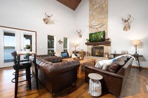 Een smart-tv en een open haard