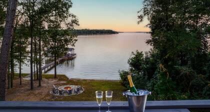 Luxury Lakeside Cabin ~Kayaks ~Fire Pit ~Swim Beach