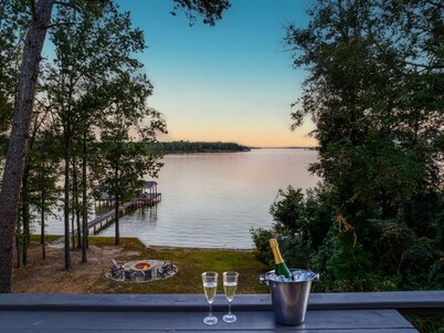 Luxury Lakeside Cabin ~Kayaks ~Fire Pit ~Swim Beach