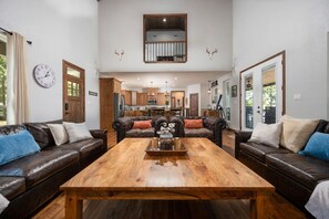 Een smart-tv en een open haard