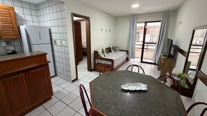 Een knus verblijf met een keuken, eethoek en slaapkamer.