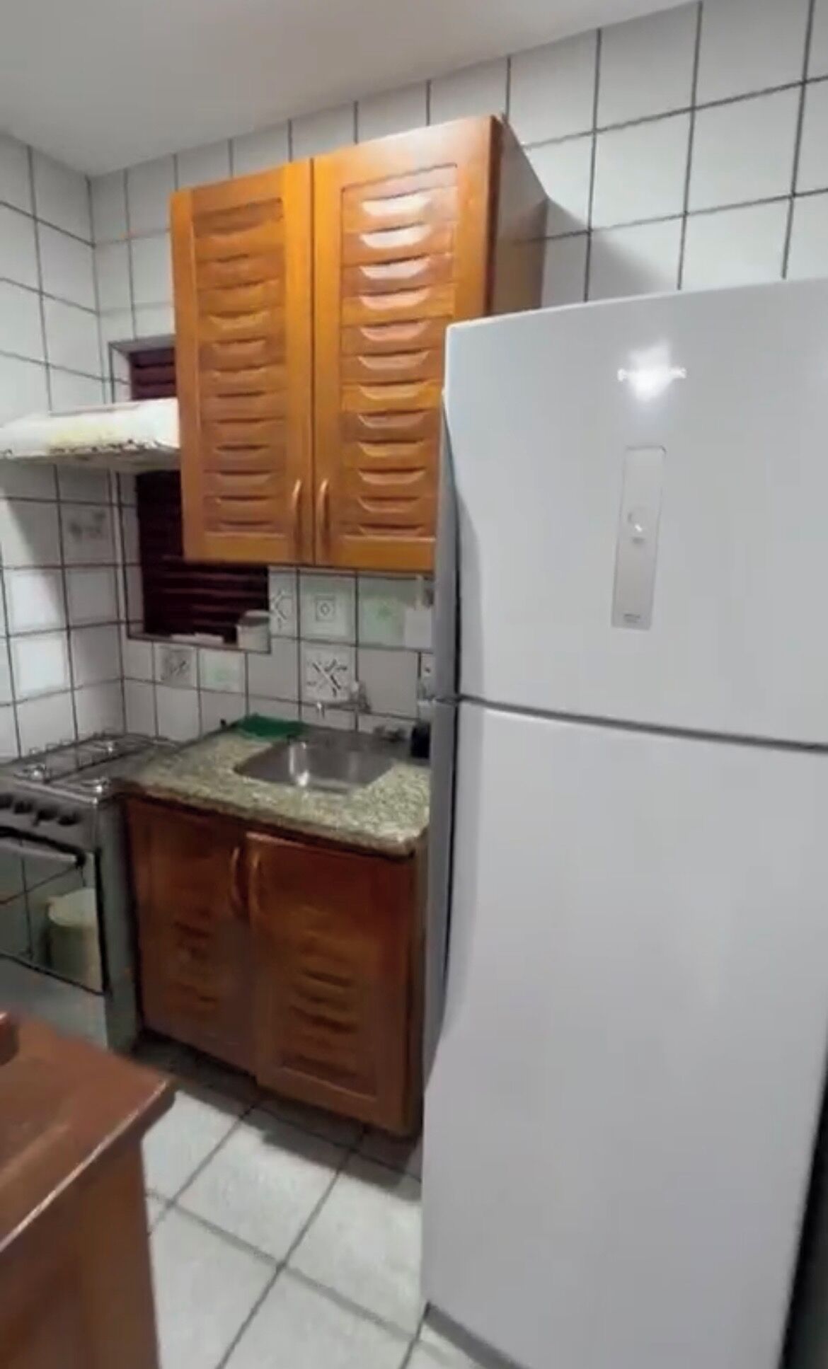 Geladeira, micro-ondas, cooktop, chaleira elétrica