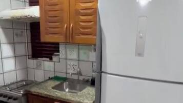 Geladeira, micro-ondas, cooktop, chaleira elétrica