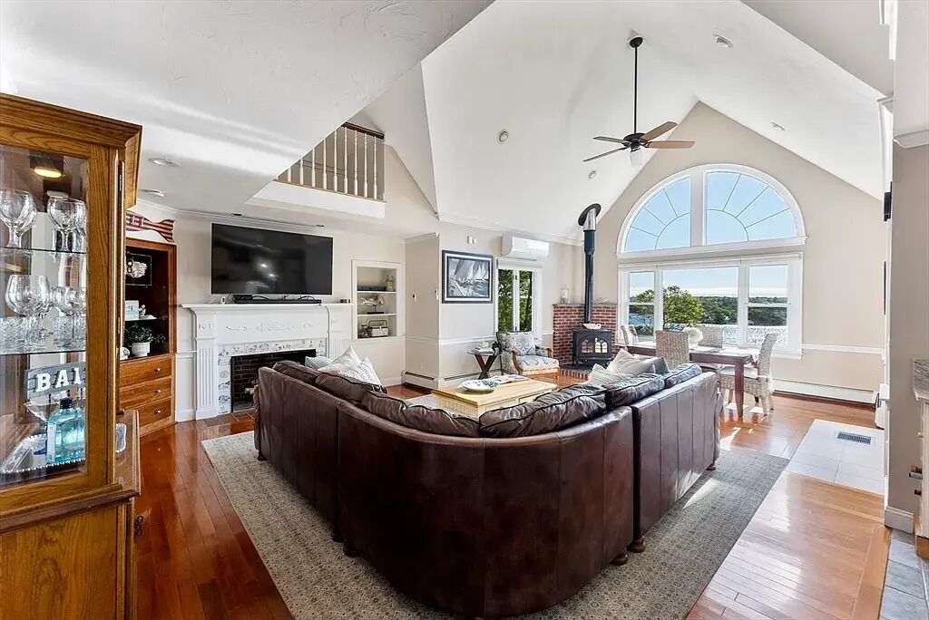 Una Smart TV, un reproductor estéreo, una pantalla de ordenador