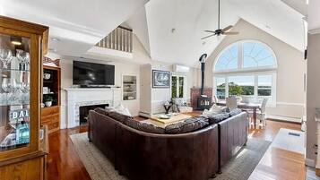 Una Smart TV, un reproductor estéreo, una pantalla de ordenador