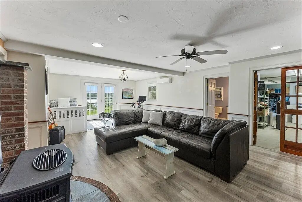 Téléviseur connecté, chaîne audio, écran d’ordinateur