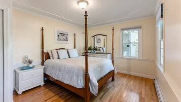 4 bedrooms, desk, iron/ironing board, free WiFi