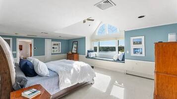 4 bedrooms, desk, iron/ironing board, free WiFi