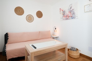 A cozy room with a sofa, a small table, a lamp, and wall decorations. - YourHouse El Hogar de Ireneo B (Güimar)