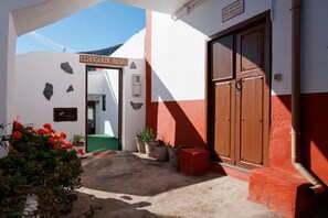 Exterior detail - YourHouse El Hogar de Ireneo B (Güimar)