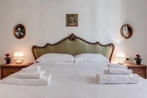 Iron/ironing board, bed sheets - Beautiful and spacious modern apartment in Florence, located in the quiet and well-connected Campo di Marte area. Situated on the first floor, the apartment can accommodate up to 7 guests with 2 double beds and 3 single bed, arranged across 4 bedrooms. I (Firenze)