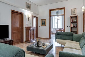 Living area - Beautiful and spacious modern apartment in Florence, located in the quiet and well-connected Campo di Marte area. Situated on the first floor, the apartment can accommodate up to 7 guests with 2 double beds and 3 single bed, arranged across 4 bedrooms. I (Firenze)
