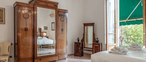 Tabla de planchar con plancha y ropa de cama