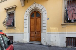 Exterior detail - Beautiful and spacious modern apartment in Florence, located in the quiet and well-connected Campo di Marte area. Situated on the first floor, the apartment can accommodate up to 7 guests with 2 double beds and 3 single bed, arranged across 4 bedrooms. I (Firenze)