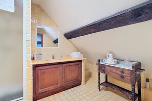 Douche, sèche-cheveux, serviettes fournies, savon