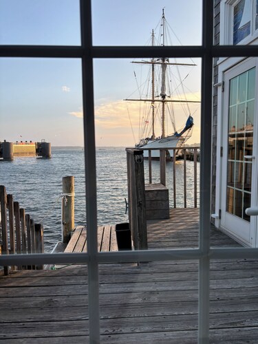 “’40s classic Cape – steps to harbor, Island Queen ferry, restaurants & more!”