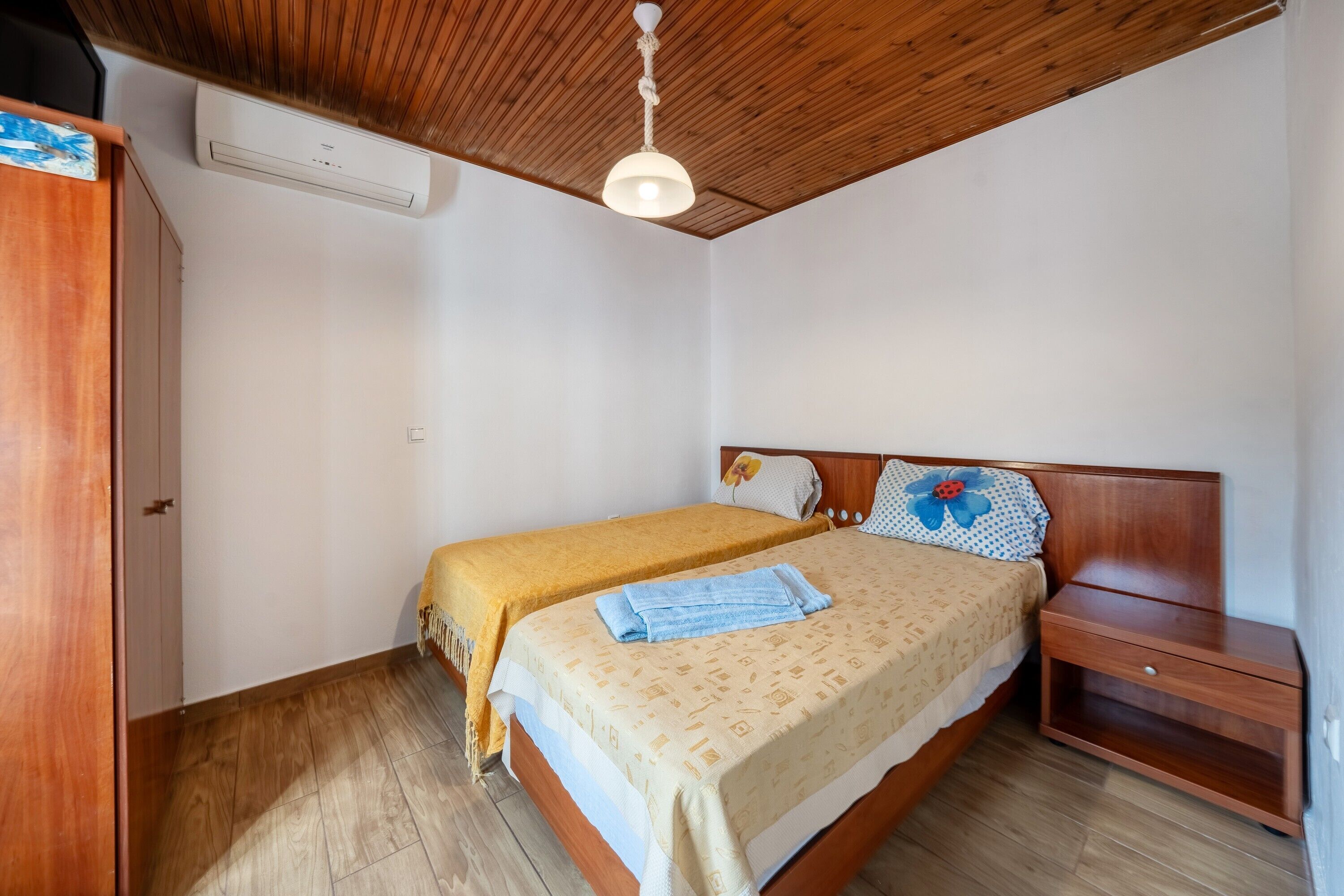 Iron/ironing board, WiFi, bed sheets