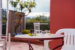 Outdoor dining - Grenta Country House – Tranquil Cottage near North Corfu Beaches (Karousádes)