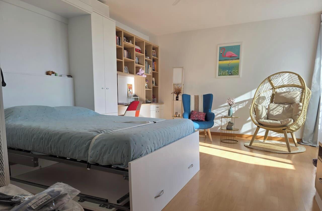 Desk, iron/ironing board, WiFi