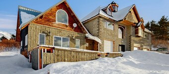 Dog-friendly Cottage with Amazing Panoramic Views of Anchorage Coast