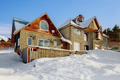 Dog-friendly Cottage with Amazing Panoramic Views of Anchorage Coast