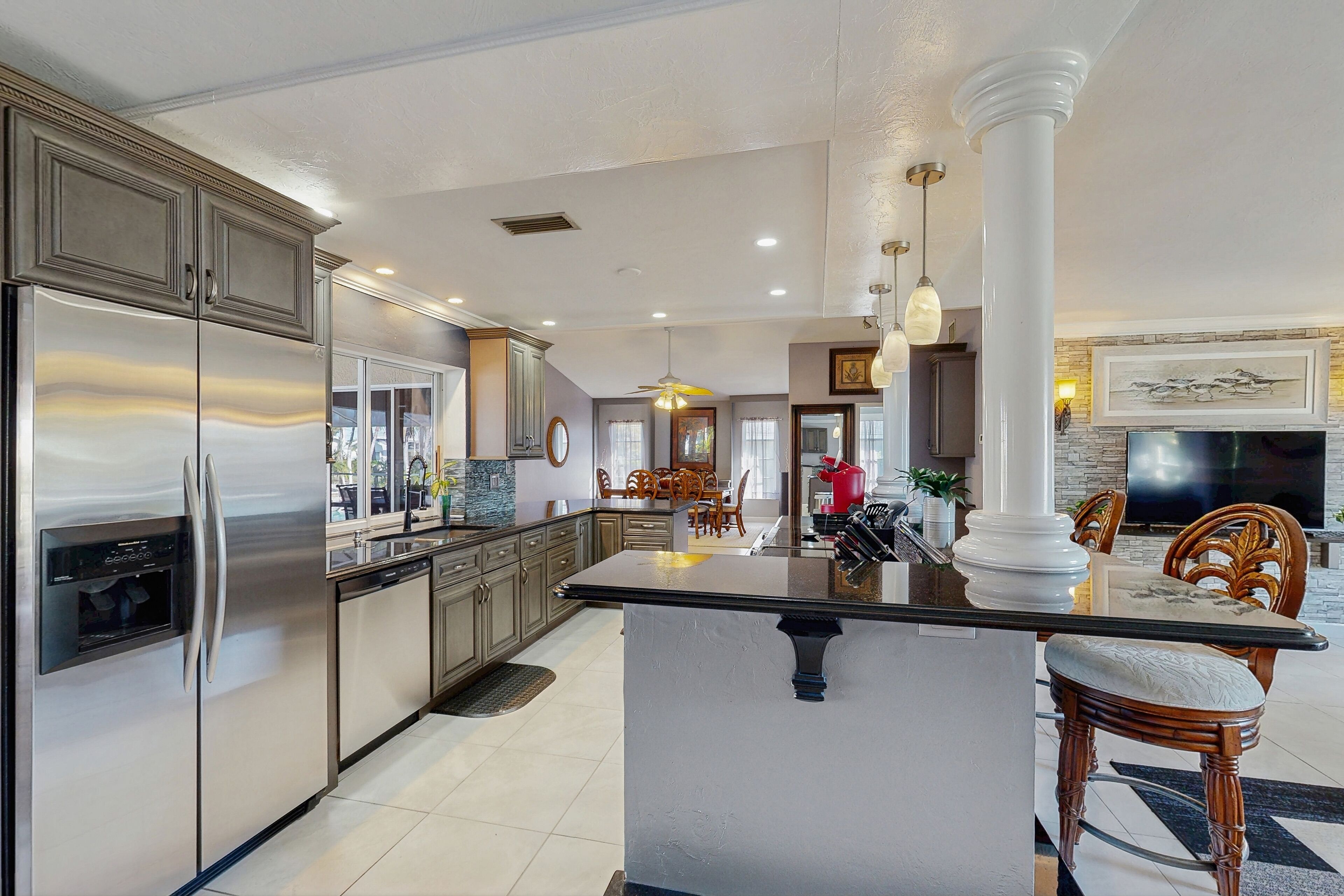 Réfrigérateur, micro-ondes, four, plaque de cuisson