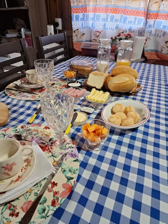 Dining. Master suite in a shared house with breakfast near Baln. Camboriú.