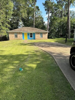 Exterior - Yellow Door Home by Hospitals (Lufkin)