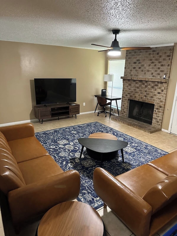 Televisio, takka, työhuone