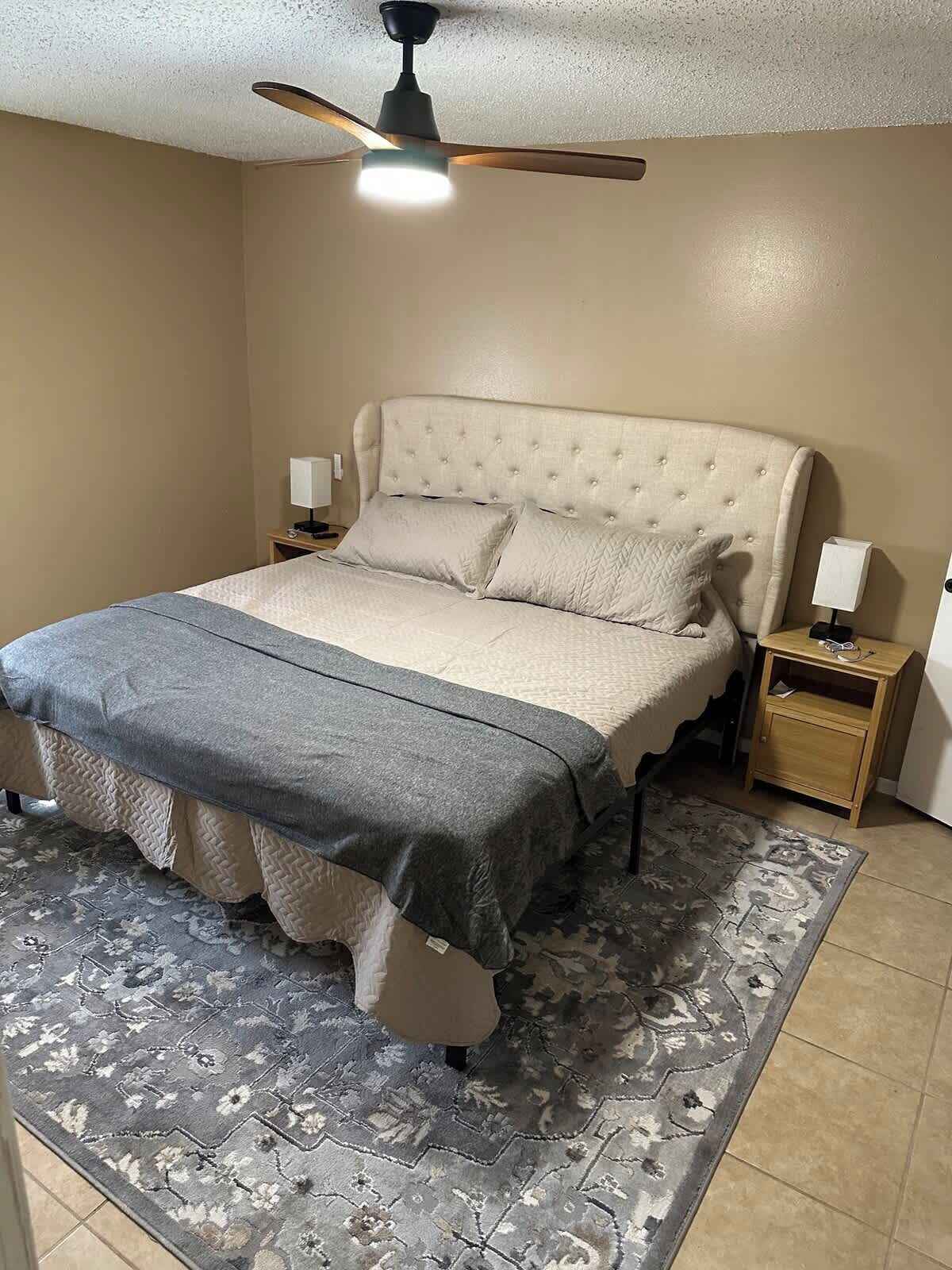 Een strijkplank/strijkijzer, reisbedje, wifi, beddengoed