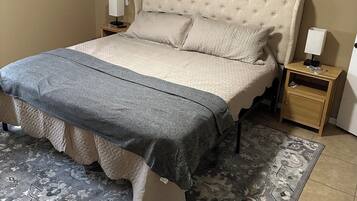 Een strijkplank/strijkijzer, reisbedje, wifi, beddengoed