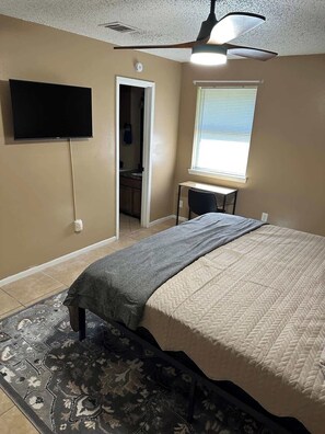 Iron/ironing board, travel cot, WiFi, bed sheets - Blue Doors Home by Hospitals (Lufkin)