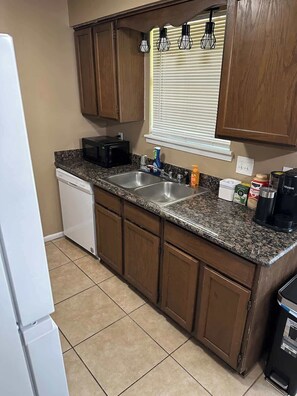 冷蔵庫、電子レンジ、オーブン、コンロ