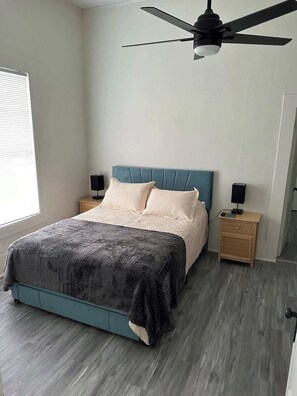Tabla de planchar con plancha, cuna de viaje, wifi y ropa de cama