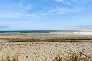 On the beach - Oceanfront condo with private balcony, W/D, pool & direct beach access (North Myrtle Beach)