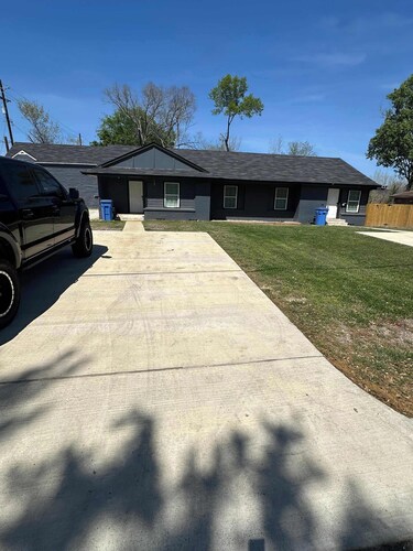 Spacious Apartment Near Downtown & Hospitals