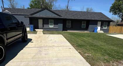 Spacious Apartment Near Downtown & Hospitals