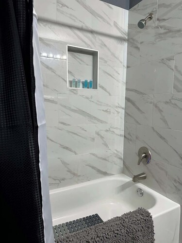 Spacious Apartment Near Downtown & Hospitals
