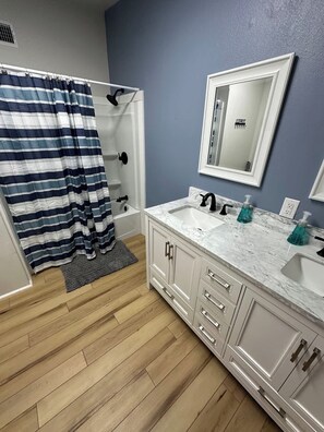 Shower, hair dryer - Charming Downtown Home (Lufkin)